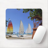 Catamaranen en reddingsboten op strand muismat (Met muis)
