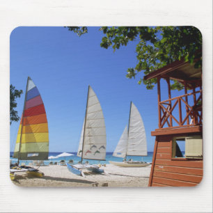 Catamaranen en reddingsboten op strand muismat