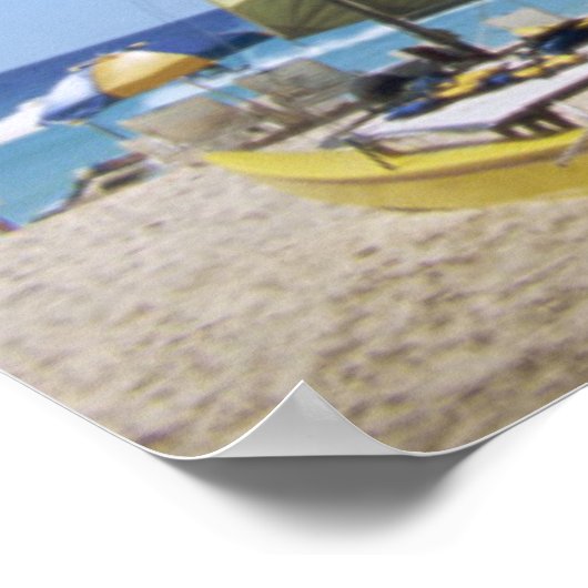 Catamaranen en reddingsboten op strand poster (Hoek)