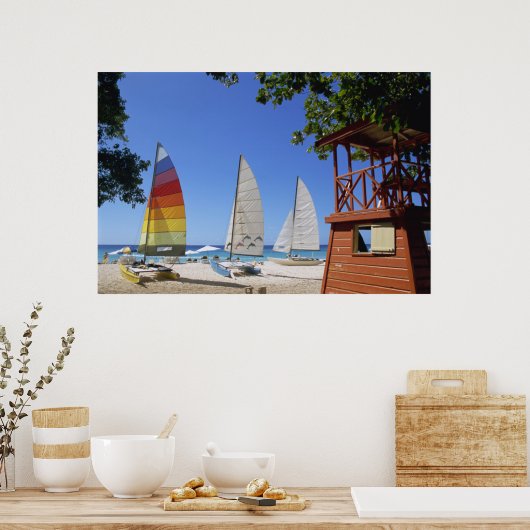 Catamaranen en reddingsboten op strand poster (Keuken)