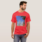 Catamaranen en reddingsboten op strand t-shirt (Voorkant volledig)