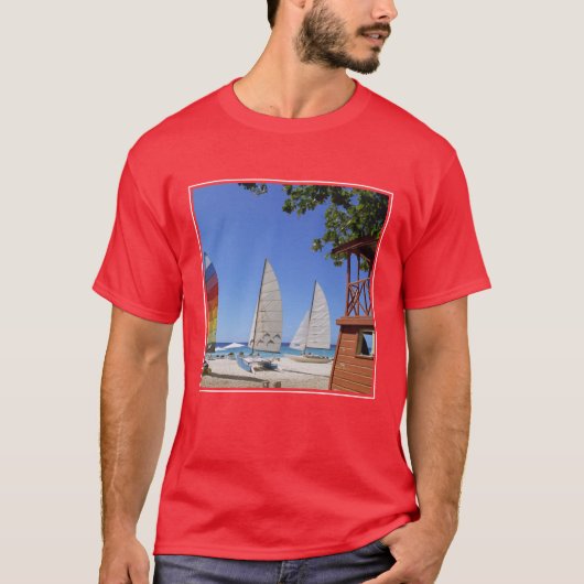 Catamaranen en reddingsboten op strand t-shirt (Voorkant)