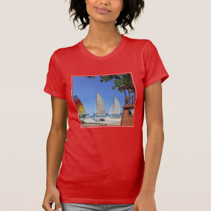 Catamaranen en reddingsboten op strand t-shirt