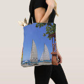Catamaranen en reddingsboten op strand tote bag (Dichtbij)