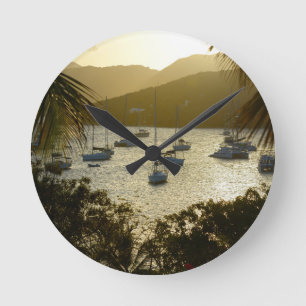 Catamaranen en zeilboten ronde klok