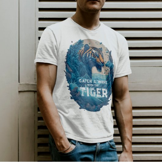 Catch a Wave with the Tiger - cadeau voor surfer T-shirt