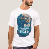 Catch a Wave with the Tiger - cadeau voor surfer T-shirt (Voorkant)