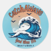 Catch the Wave: Omarm de surfgeest Ronde Sticker (Voorkant)