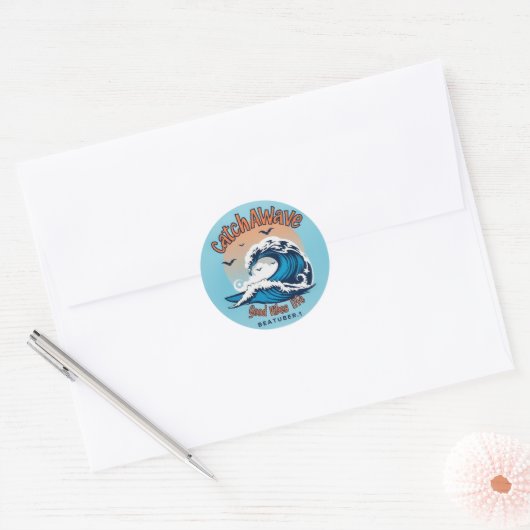 Catch the Wave: Omarm de surfgeest Ronde Sticker (Envelop)