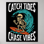 Catch Tides Chase Vibes Skeleton Surfer Beach  Poster (Voorkant)