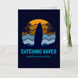 Catching Waves Retro Surfboard Strandkunst Folie Wenskaart