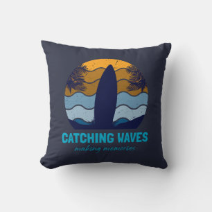 Catching Waves Retro Surfboard Strandkunst Kussen