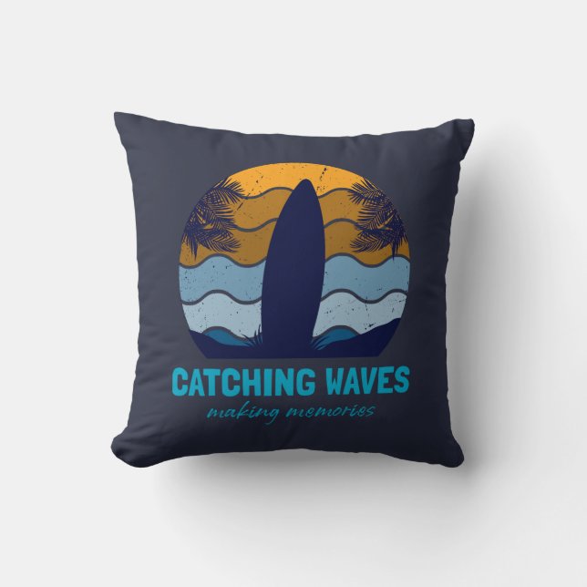 Catching Waves Retro Surfboard Strandkunst Kussen (Voorkant)