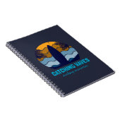 Catching Waves Retro Surfboard Strandkunst Notitieboek (Rechterzijde)