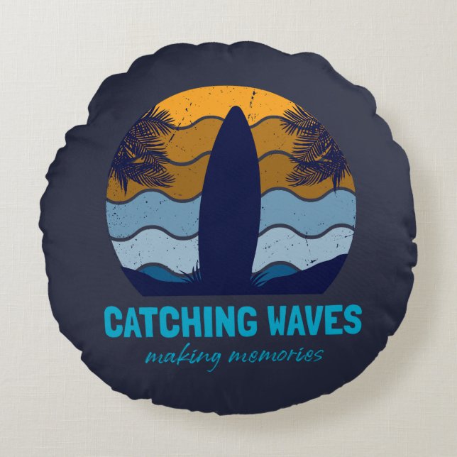 Catching Waves Retro Surfboard Strandkunst Rond Kussen (Voorkant)