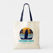 Catching Waves Retro Surfboard Strandkunst Tote Bag (Achterkant)