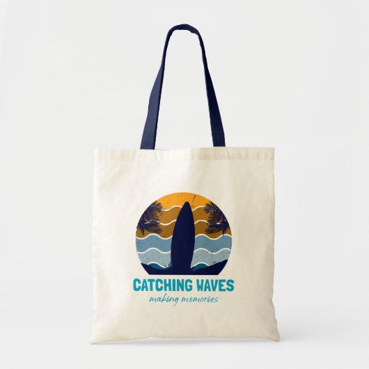 Catching Waves Retro Surfboard Strandkunst Tote Bag (Voorkant)