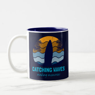 Catching Waves Retro Surfboard Strandkunst Tweekleurige Koffiemok