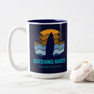 Catching Waves Retro Surfboard Strandkunst Tweekleurige Koffiemok