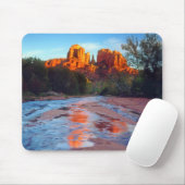 Cathedraal Rock reflecteert in Oak Creek op Sunset Muismat (Met muis)