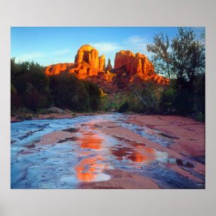 Cathedraal Rock reflecteert in Oak Creek op Sunset Poster