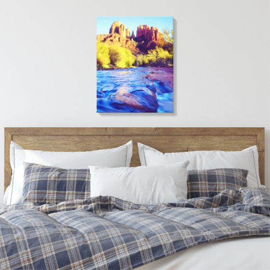 Cathedral Rock reflecterend in Oak Creek, Arizona Canvas Afdruk (Insitu (Slaapkamer))