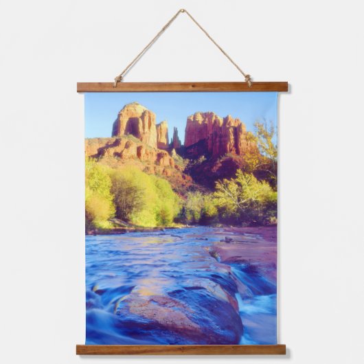 Cathedral Rock reflecterend in Oak Creek, Arizona Hangend Wandkleed (Voorkant)