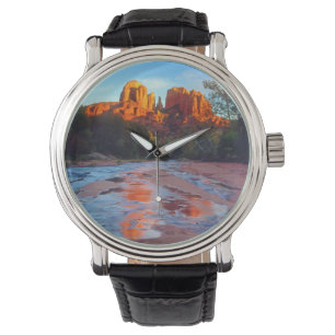 Cathedral Rock weerkaatst in Oak Creek bij zonsond Horloge