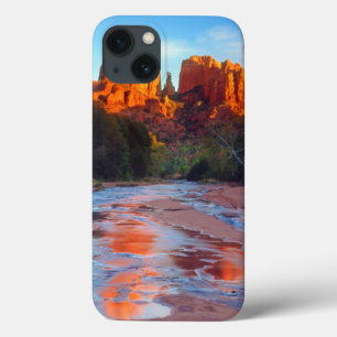 Cathedral Rock weerspiegeld in Oak Creek bij zonso iPhone 13 Hoesje