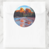 Cathedral Rock weerspiegeld in Oak Creek bij zonso Ronde Sticker (Tas)