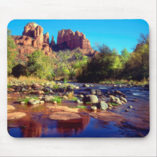 Cathedral Rock weerspiegelend in Oak Creek Muismat