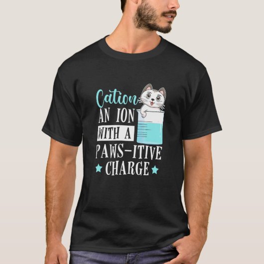 Cation an Ion with a pows Itive Charge Cat Chemis T-shirt (Voorkant)