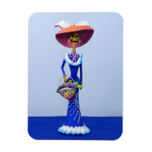 Catrina in een Blue Dress and Pink Pet Magnet