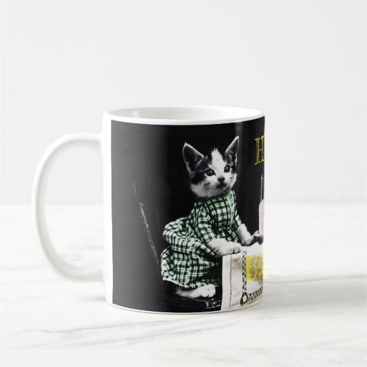 Cats celebrating a birthday with cake and candles koffiemok (Links)