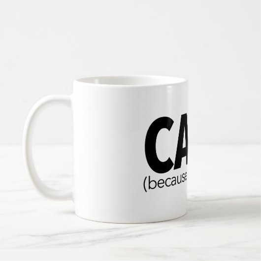 Cat's omdat mensen slokken koffiemok (Links)