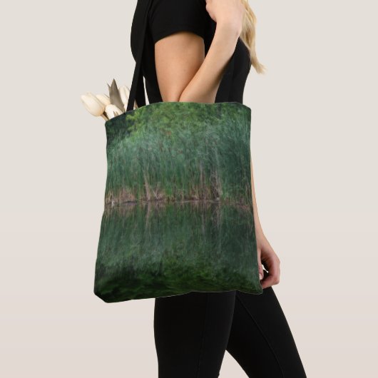 Cattail reflecties in vijver tote bag (Dichtbij)