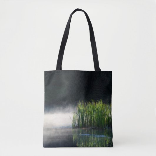 Cattails in de mist op een vijver Natuur Tote Bag (Voorkant)