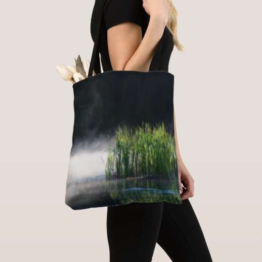 Cattails in de mist op een vijver Natuur Tote Bag (Dichtbij)