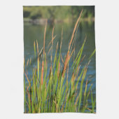 Cattails op Lake Waterfront Photographic Theedoek (Verticaal)