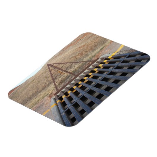 Cattle Grate Across Gravel Road. Wyoming, Western Magneet (Linkerzijde)