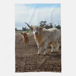 Cattle on the Loose: Highland Koeien Tarwe Heist Theedoek