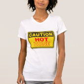 'CAUTION HOT ZONE' T-SHIRT ROOD GEEL TEKEN (Voorkant)
