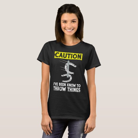 Caution i've been known to throw things horseshoe  t-shirt (Voorkant volledig)