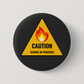 Caution Science in Progress Ronde Button 5,7 Cm (Voorkant)