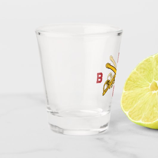 cavalerie stak sabels over en schoot glas (Links)