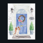 Cavalier King Charles Moving Announcement Briefkaa Briefkaart<br><div class="desc">kondig je nieuwe adres aan met onze stijlvolle aankondiging met een Cavalier King Charles Spaniel,  een blauwe voordeur aan de voorzijde,  een welkome mat,  een leisteen,  een topiaries en een florale poep op een grijze achtergrond.</div>
