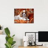 Cavalier King Charles Spaniel op de bank Poster (Thuiskantoor)