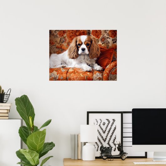 Cavalier King Charles Spaniel op de sofa Poster (Thuiskantoor)