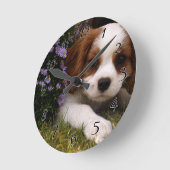 Cavalier King Charles Spaniel Puppy achter de bloe Ronde Klok (Hoek)