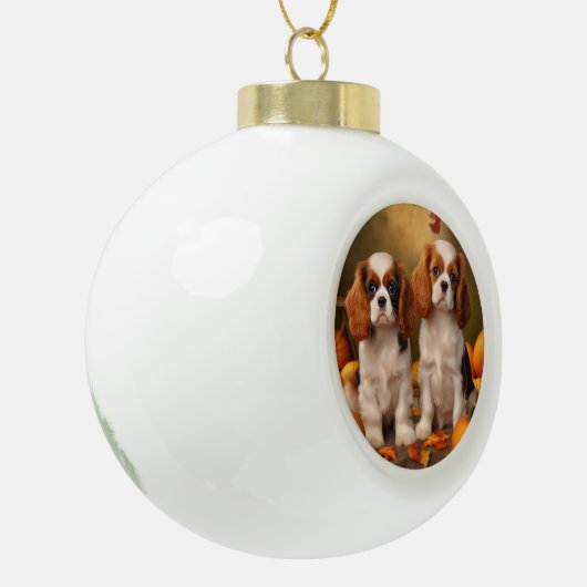 Cavalier King Charles Spaniel Puppy Herfst Pompoen Keramische Bal Ornament (Links)
